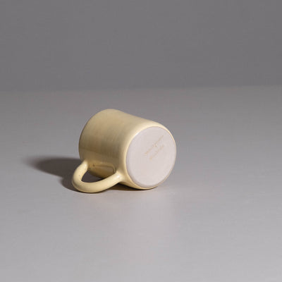 Coffee Mug aus handgemachter Keramik mit gelber Glasur von oben.