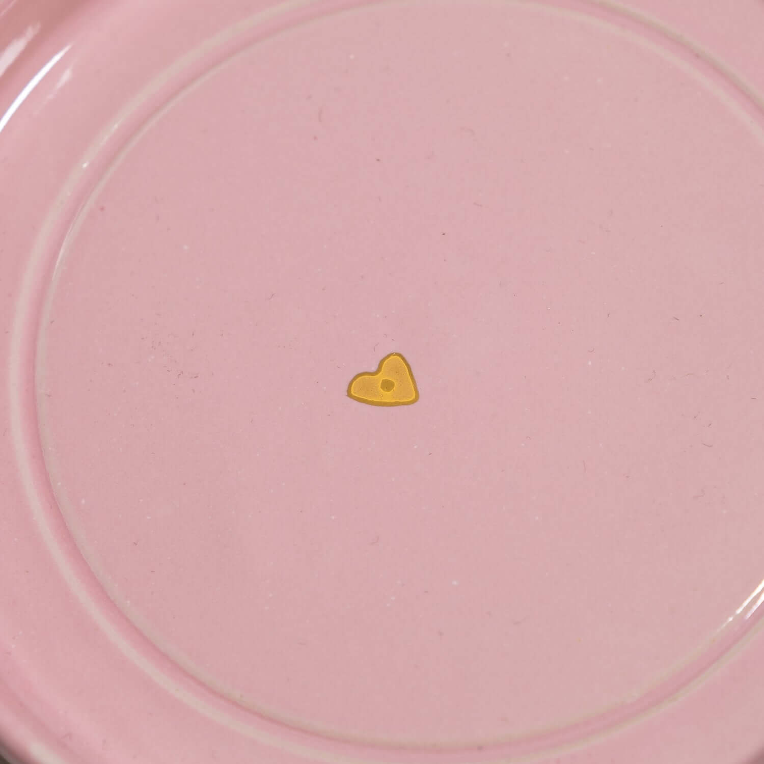 Handgefertigte Untertasse – Pink & Gold Heart mit dekorativem goldenen Herzdetail.