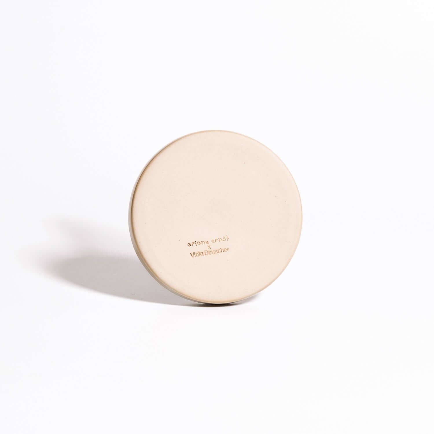 Handgemachte Keramik Untertasse von Ariane Ernst, feine Golddetails auf der Unterseite.