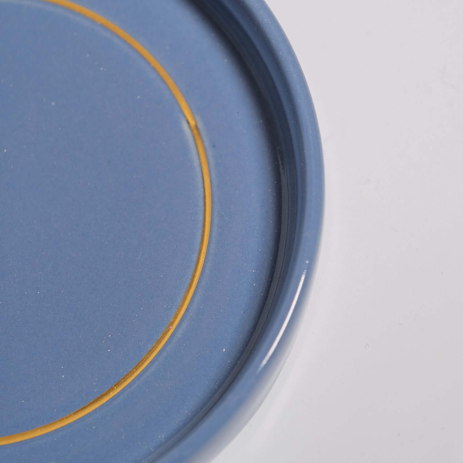 Handgemachtes Keramik Kaffeebecher Set - Untertasse in Blau mit goldenen Akzenten.