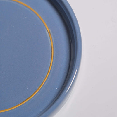 Handgemachtes Keramik Kaffeebecher Set - Untertasse in Blau mit goldenen Akzenten.