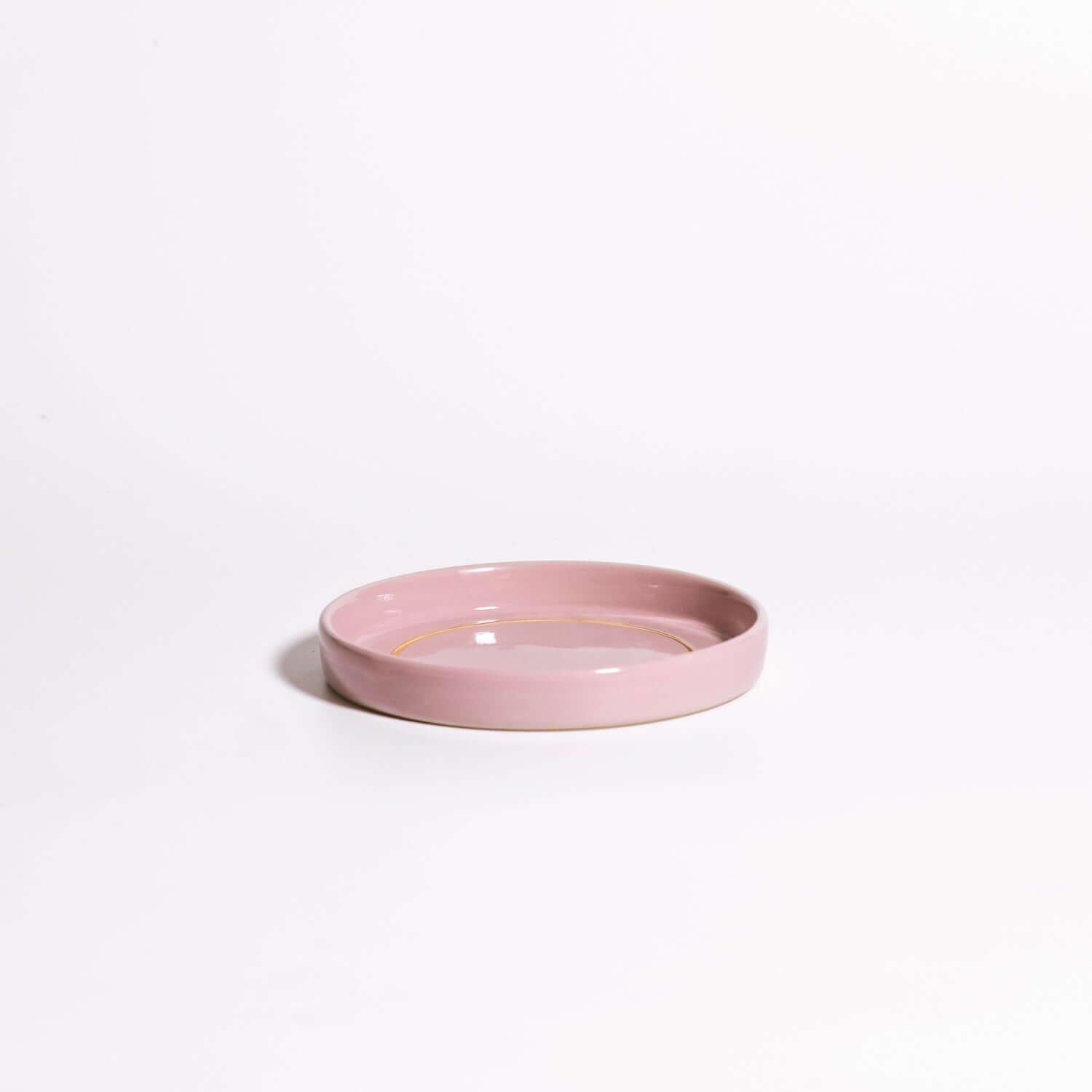 Handgemachte Keramik Untertasse in Rosa mit Goldenem Detail, handgemacht in Frankfurt.