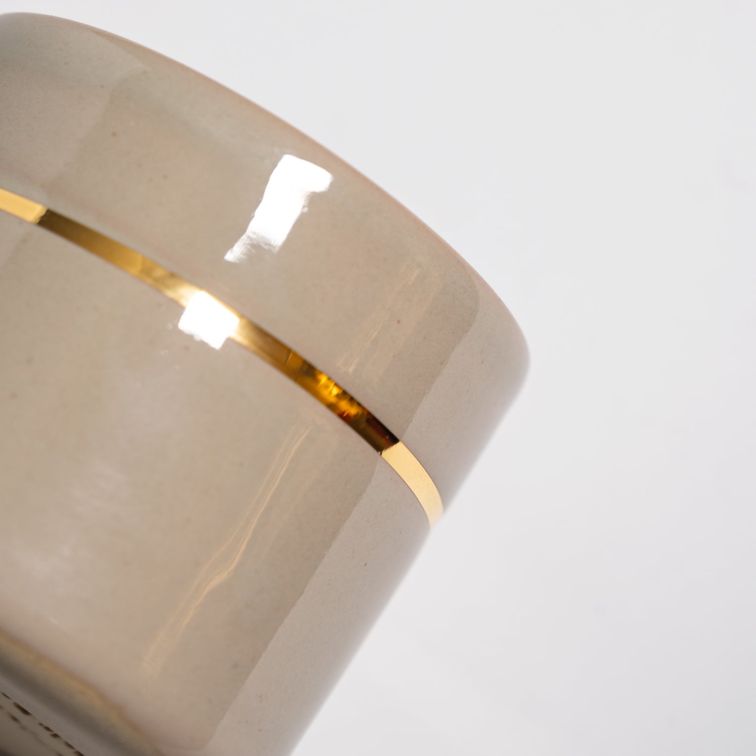 Handgemachtes Keramik Kaffeebecher Set in Creme mit goldener Linie, elegant gestaltet in Frankfurt.