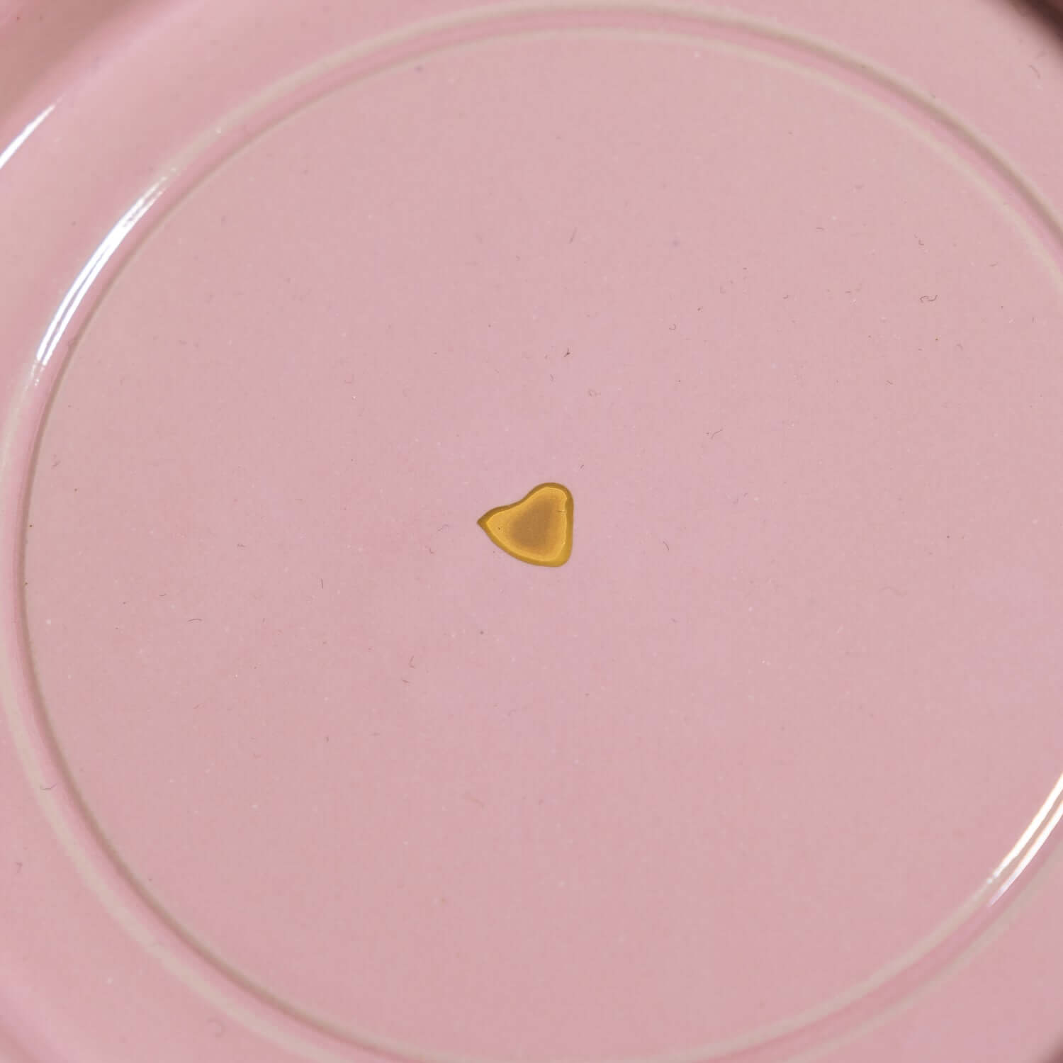 Handgemachte Keramik Untertasse in Pink mit handgemaltem Golddetail in Herzform