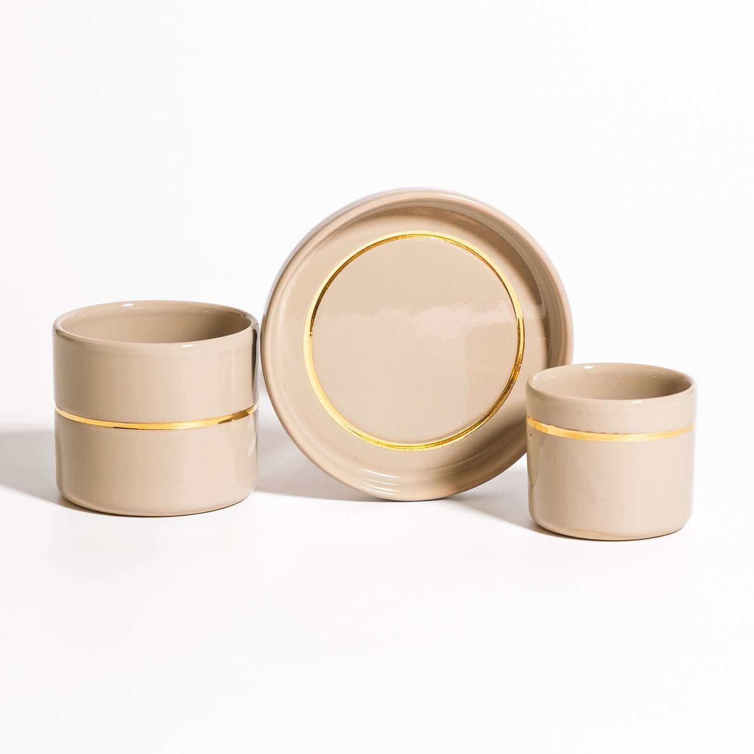 Handgemachtes Keramik Kaffeebecher Set in Sage und Gold, bestehend aus zwei Bechern und einer Untertasse.