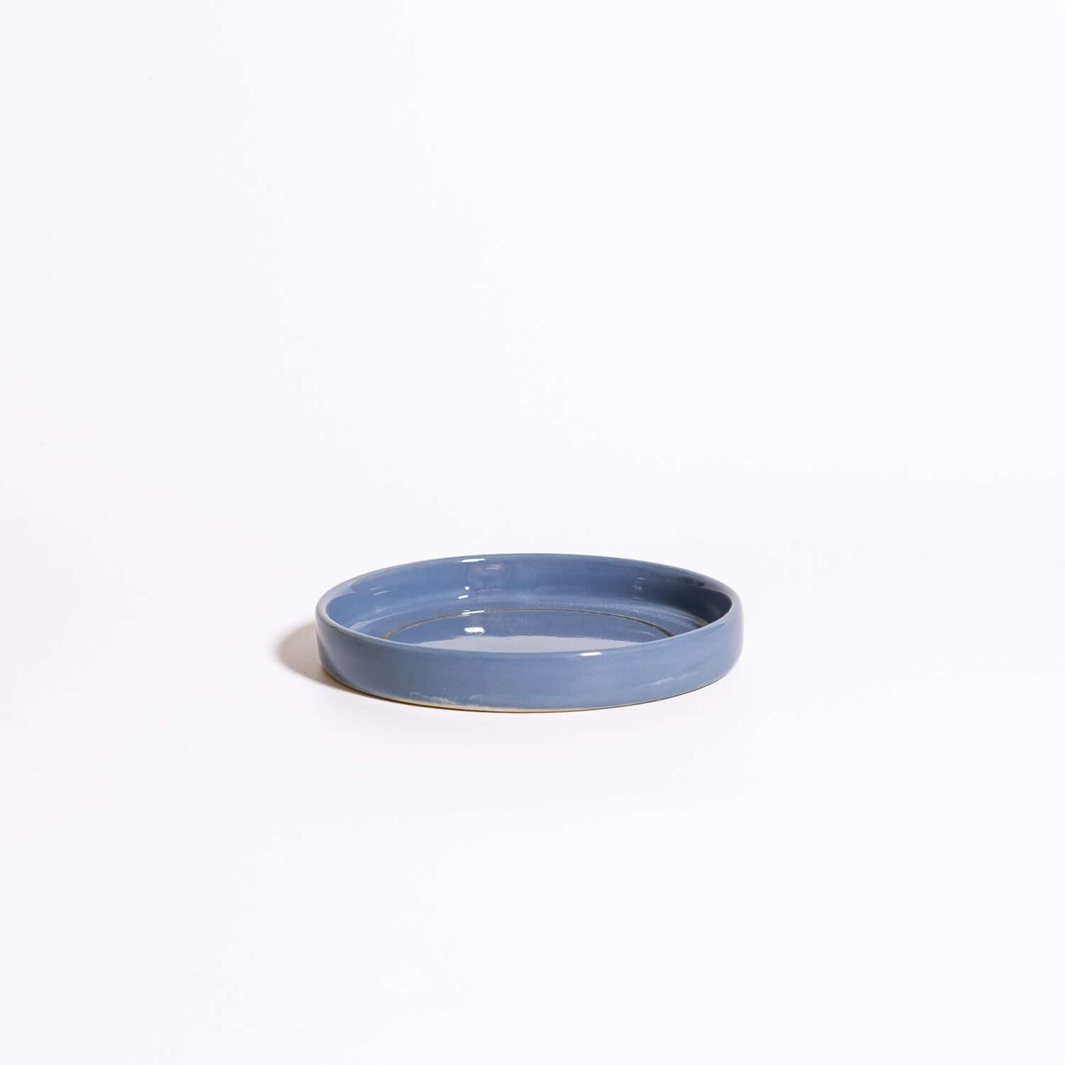 Handgemachte Keramik Untertasse in Blau & Gold, elegant und einzigartig, für stilvolle Präsentation.
