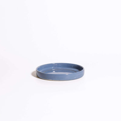 Handgemachte Keramik Untertasse in Blau & Gold, elegant und einzigartig, für stilvolle Präsentation.