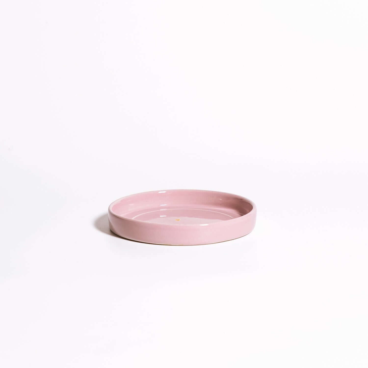 Handgemachte Keramik Untertasse in rosa mit goldenen Akzenten, perfekte Dekoration oder Geschenk.