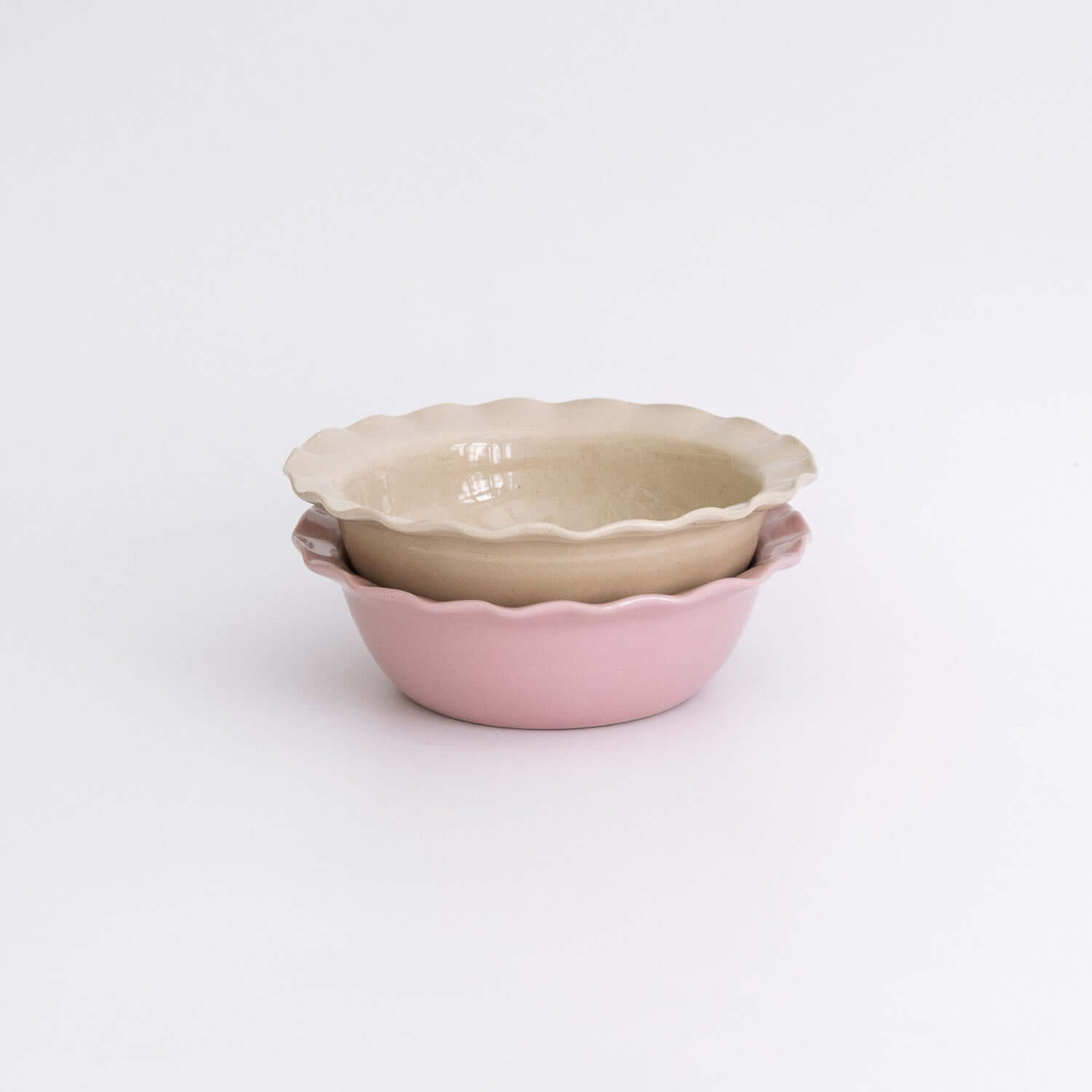 Handgemachte Keramik Frühstücksschale im Set - rosa und cremefarbene Schalen mit gewelltem Rand.