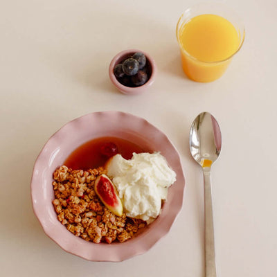 Breakfast Bowl – Wavy Pink mit Müsli, Sahne und Früchten, Keramik, handgemacht.