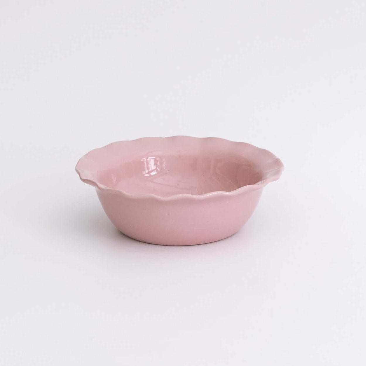 Breakfast Bowl aus handgemachter Keramik mit welligem Rand und sanft rosa Glasur.