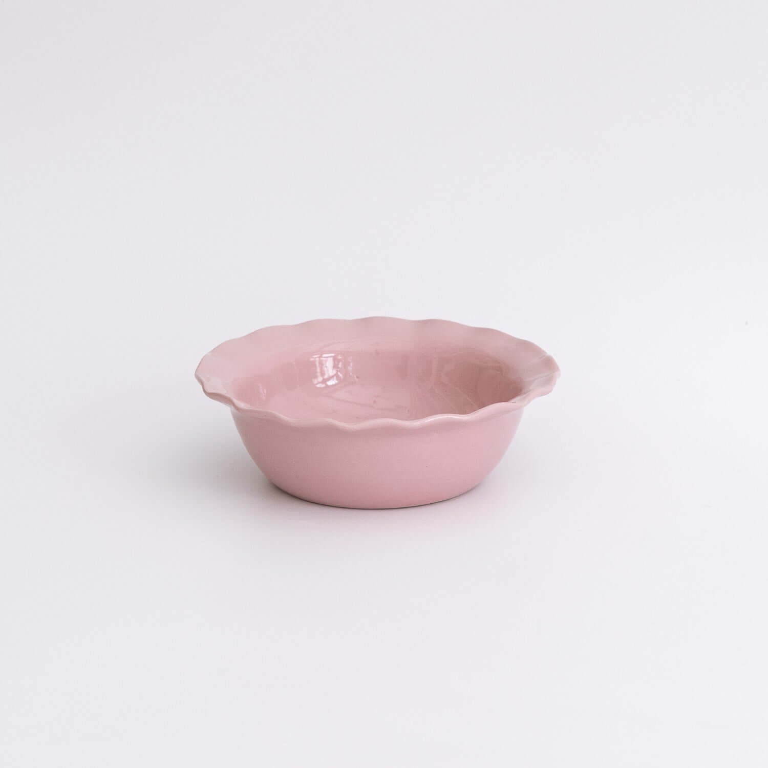Handgemachte Keramik Frühstücksschale in sanftem Pink mit wellenförmigem Rand, ideal für die tägliche Nutzung.