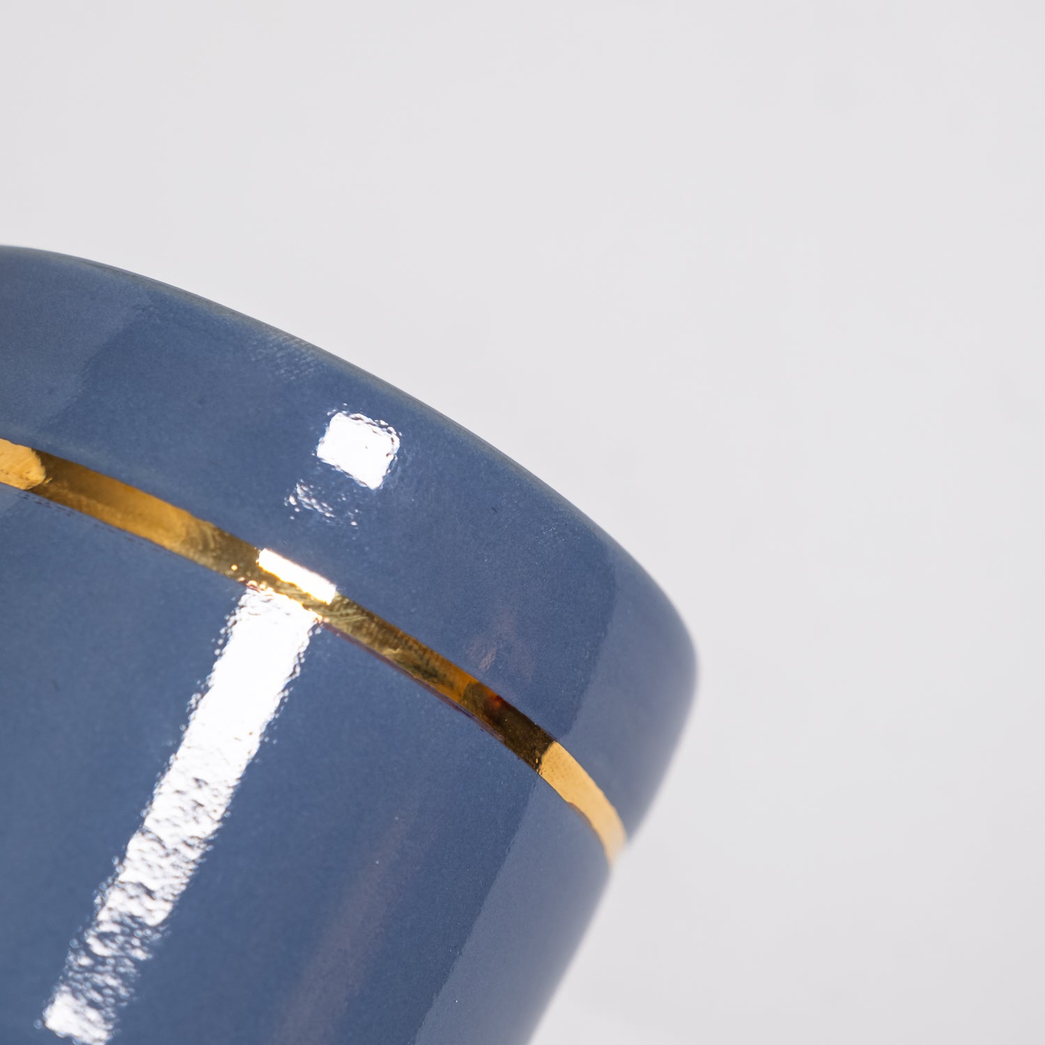 Handgemachter Keramik Kaffeebecher in Blau mit goldener Verzierung, handgefertigt in Frankfurt.