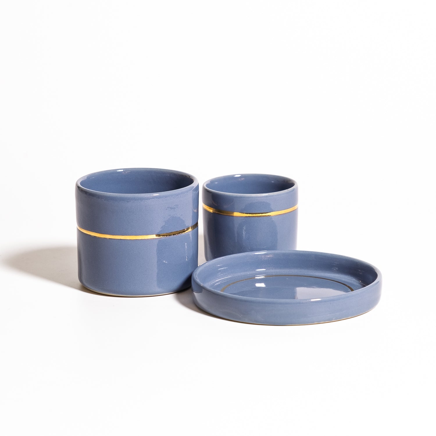 Handgemachtes Keramik Kaffeebecher Set in Blau und Gold mit Espressobecher, Kaffeebecher und Untertasse.