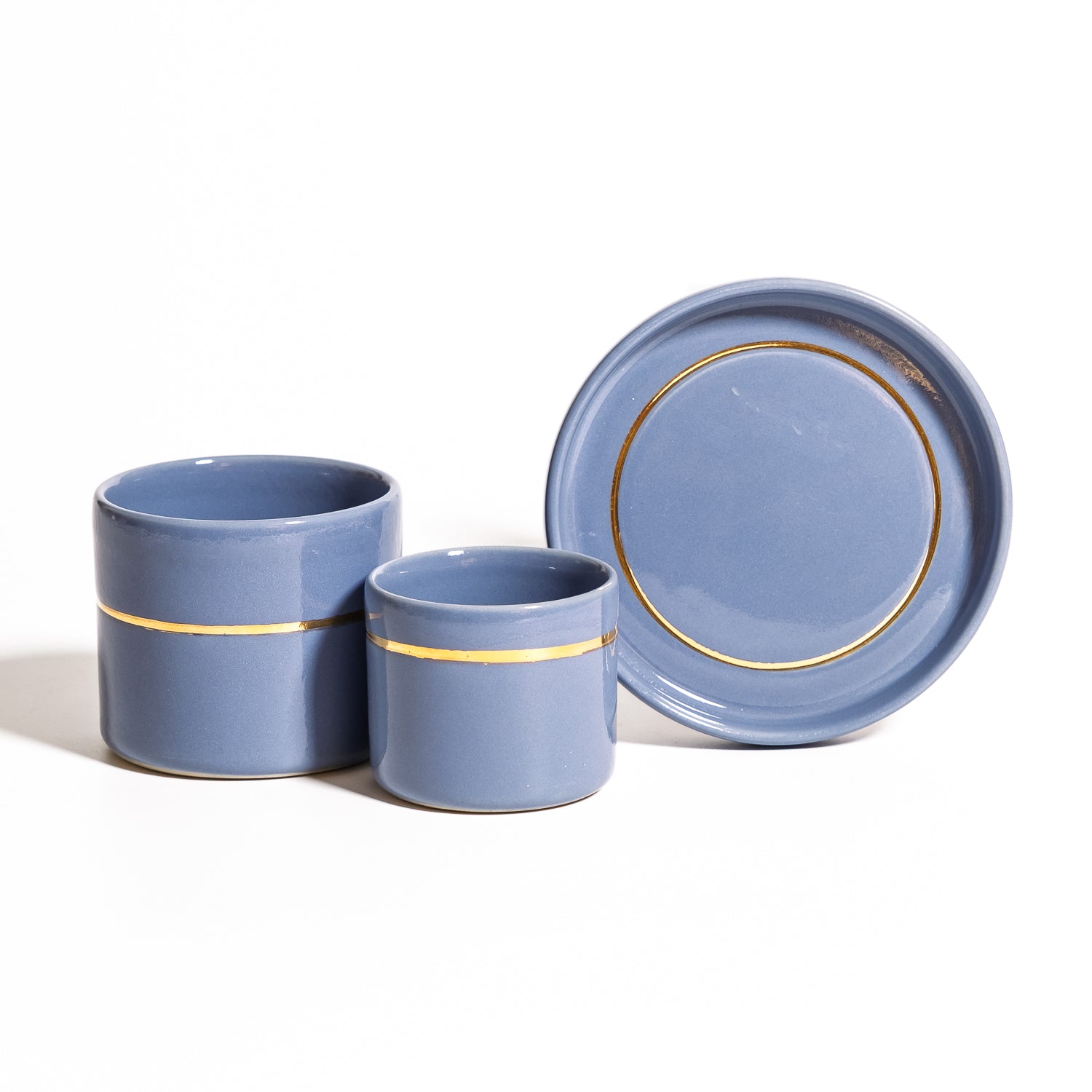 Handgemachtes Keramik Kaffeebecher Set – Blau & Gold, bestehend aus Espressobecher, Kaffeebecher und Untertasse.