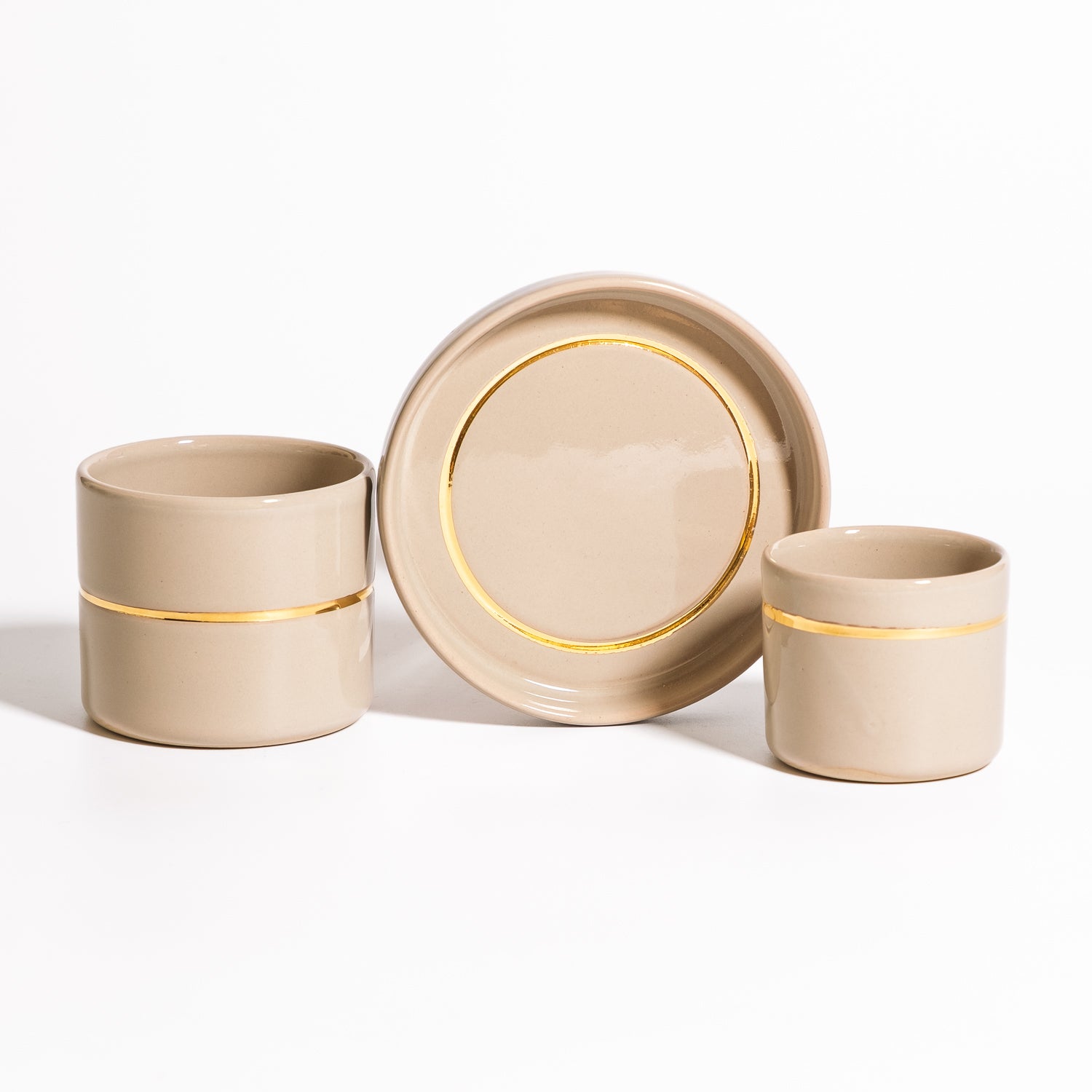 Handgemachtes Keramik Kaffeebecher Set in Sage und Gold, bestehend aus zwei Bechern und einer Untertasse.