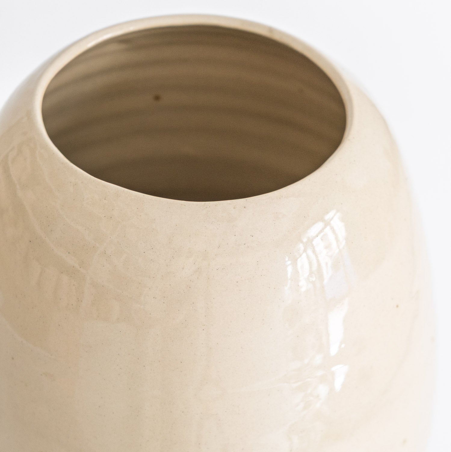 Handgemachte Keramik Blumenvase – detailierte Ansicht der cremefarbenen Glasur und der Öffnung des Gefäßes.