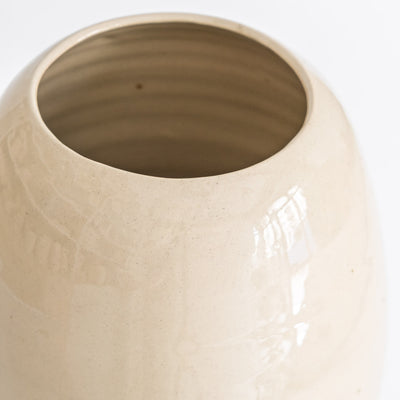 Handgemachte Keramik Blumenvase – detailierte Ansicht der cremefarbenen Glasur und der Öffnung des Gefäßes.