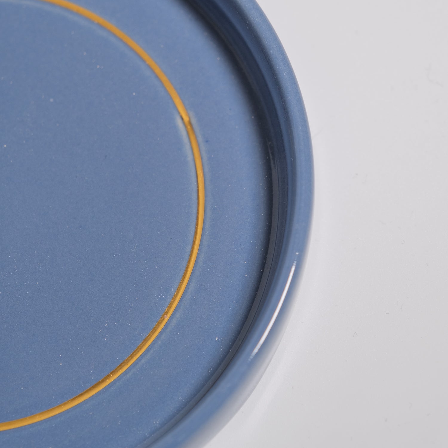 Handgemachte Keramik Untertasse in Blau mit feinem Golddetail, handgemalt, aus Frankfurt.