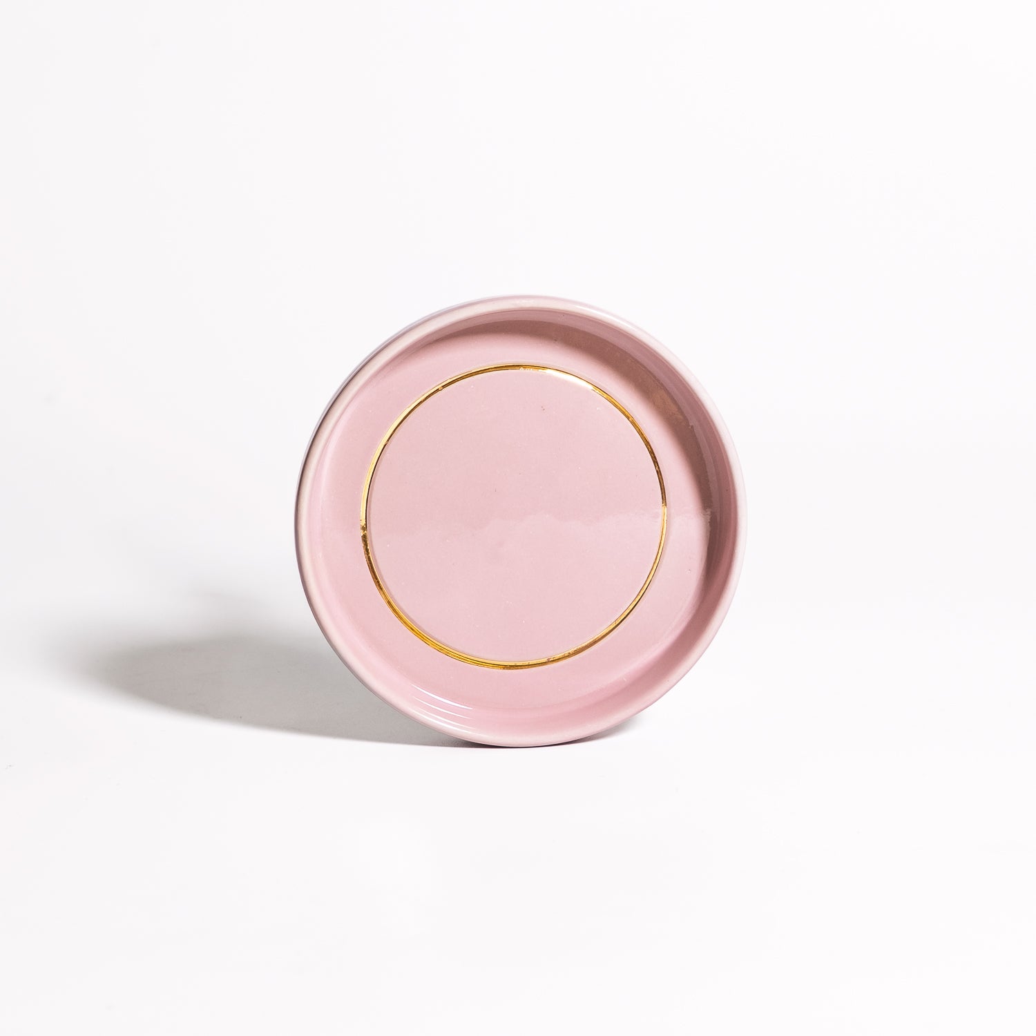 Handgemachte Keramik Untertasse in Rosa mit Golddetail, handgefertigt in Frankfurt am Main.
