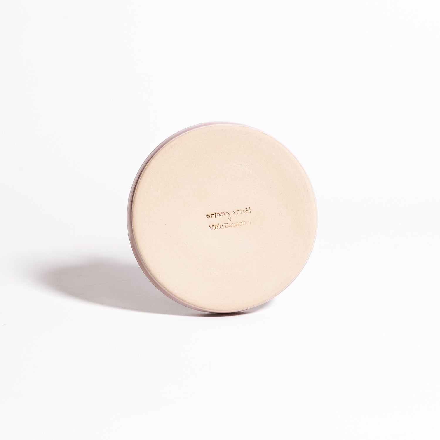 Handgemachte Keramik Untertasse in Rosa mit Golddetail, hochwertig und einzigartig, gefertigt in Frankfurt.