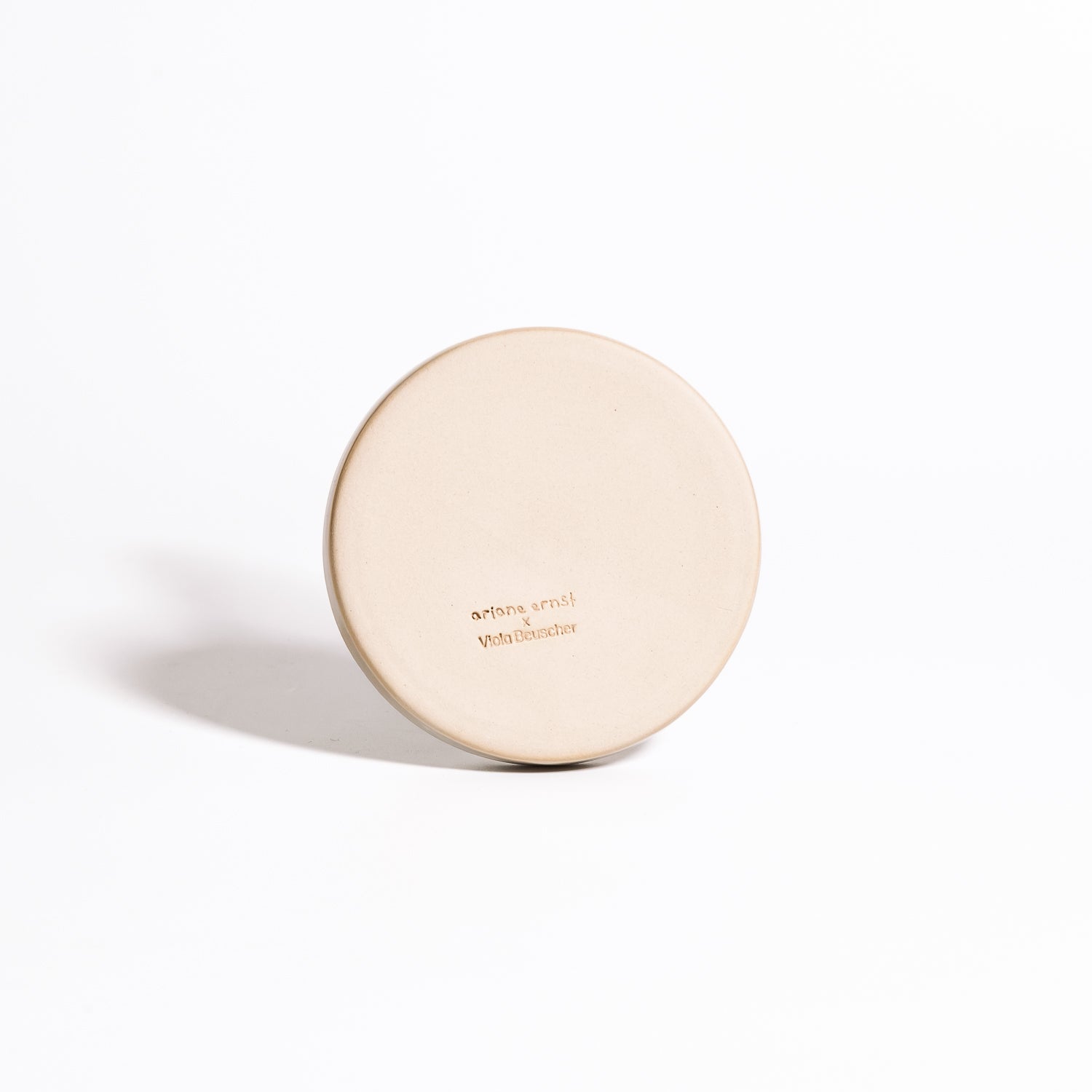 Handgemachte Keramik Untertasse von Ariane Ernst, feine Golddetails auf der Unterseite.