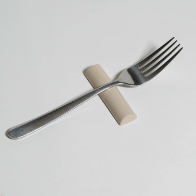 Besteckablage Set 4er Creme mit einer Gabel, die auf der Ablage platziert ist.