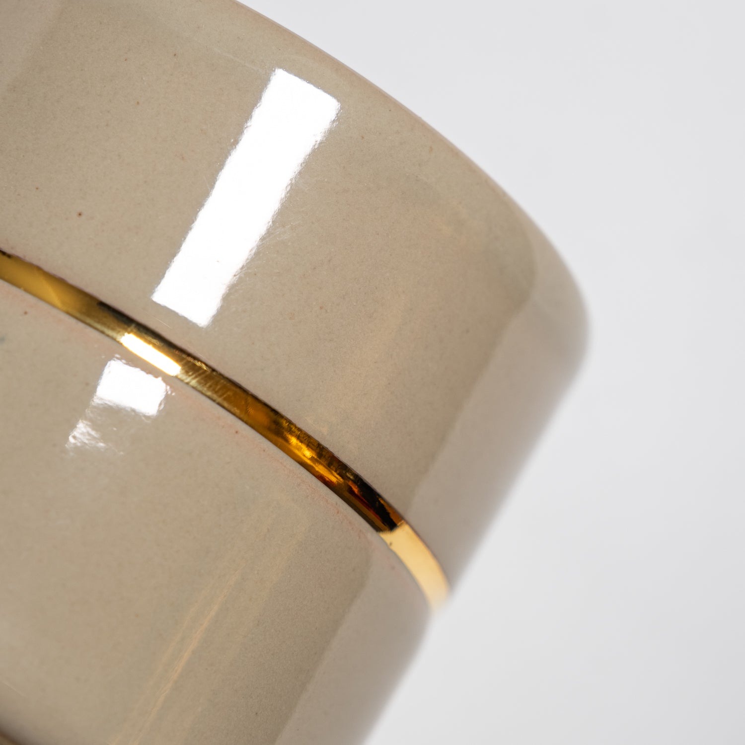 Handgemachtes Keramik Kaffeebecher Set in beige mit goldenen Details, hergestellt in Frankfurt am Main.