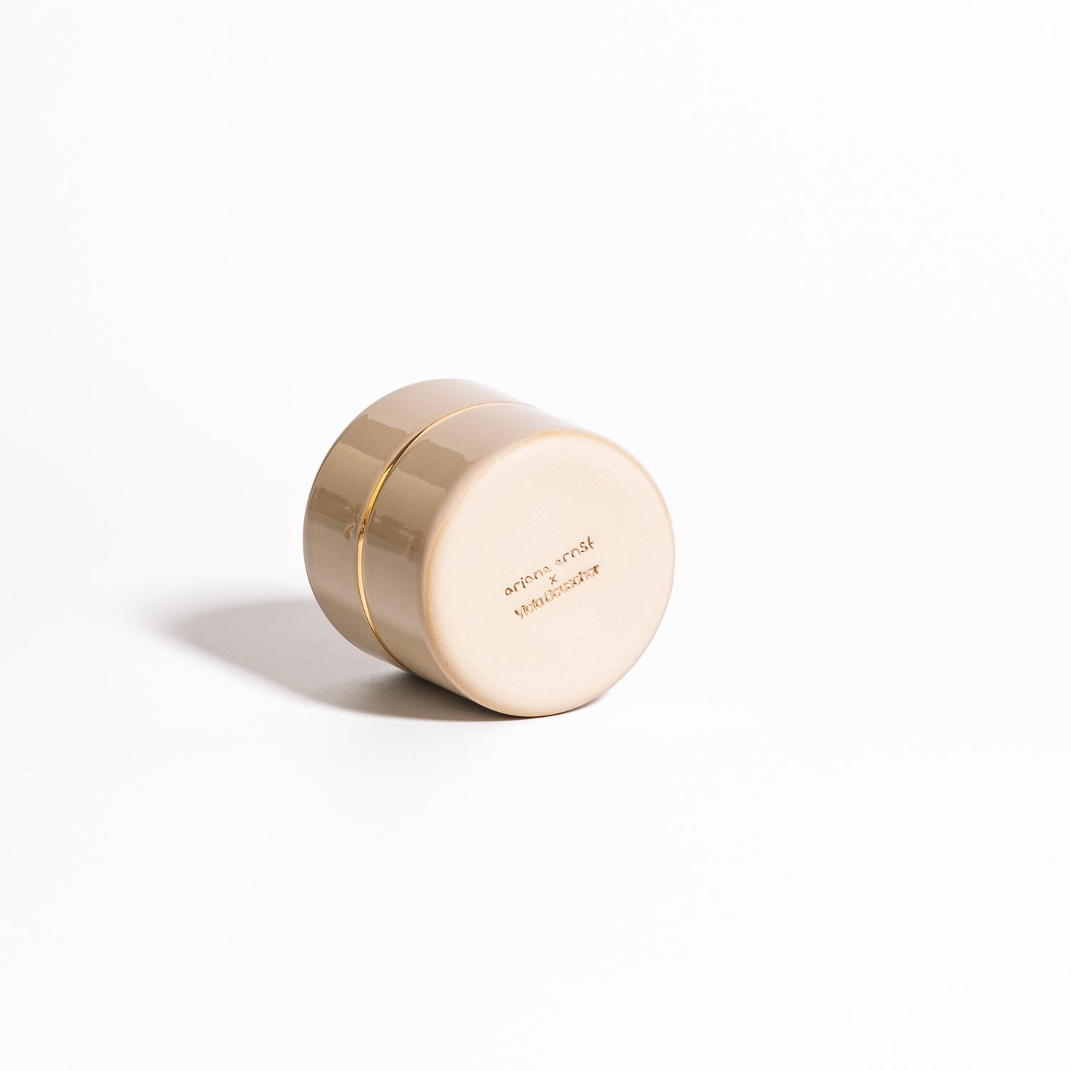 Handgemachter Keramik Kaffeebecher in Salbei & Gold, stilvoll und elegant im Design.