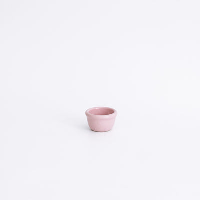 Handgemachter Eierbecher aus Steinzeug in Rosa auf weißem Hintergrund, ideal für das Frühstück.