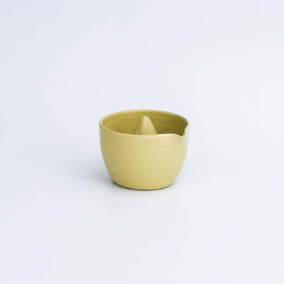 Lemon Juicer - Neon Yellow aus handgemachter Keramik, kompakt und funktional, ideal für Zitrusfrüchte.