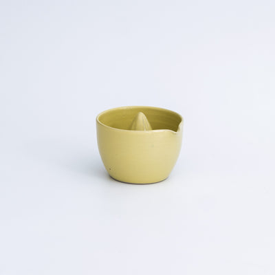 handgemachte Zitronenpresse aus Steinzeug in Neon Gelb, funktionales Design und handwerkliche Herstellung.