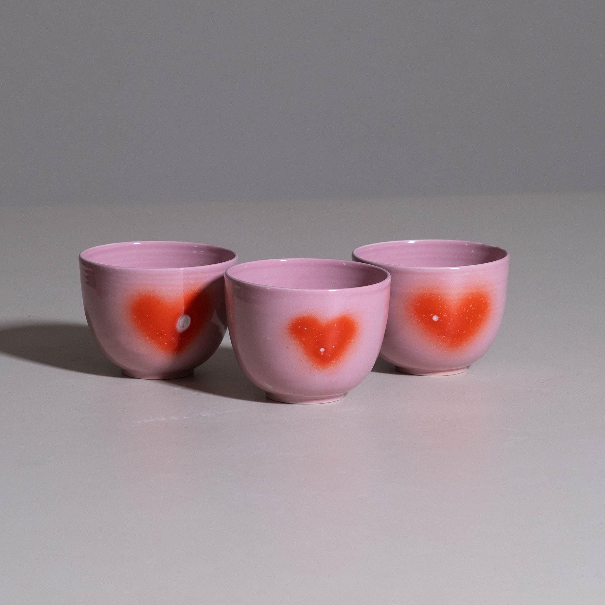 Heart Coffee Cup aus handgemachter Keramik mit rosa-rotem Finish von oben.