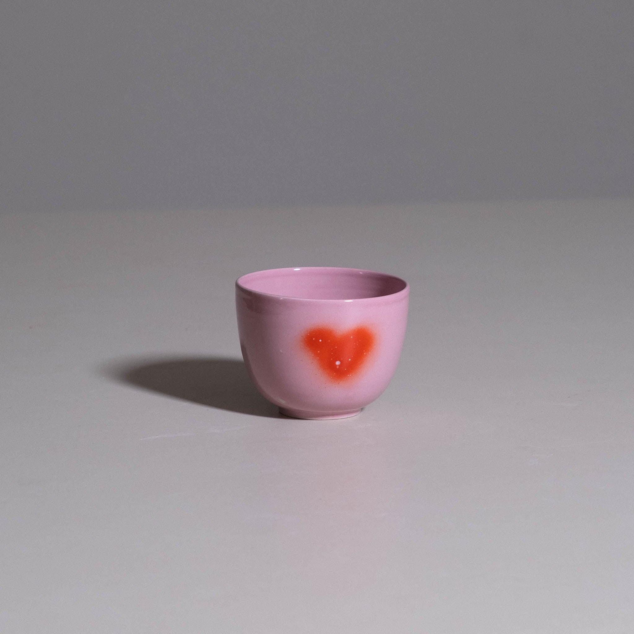 Heart Coffee Cup aus handgemachter Keramik mit verlaufender Yun-Glasur in Pink und Rot.