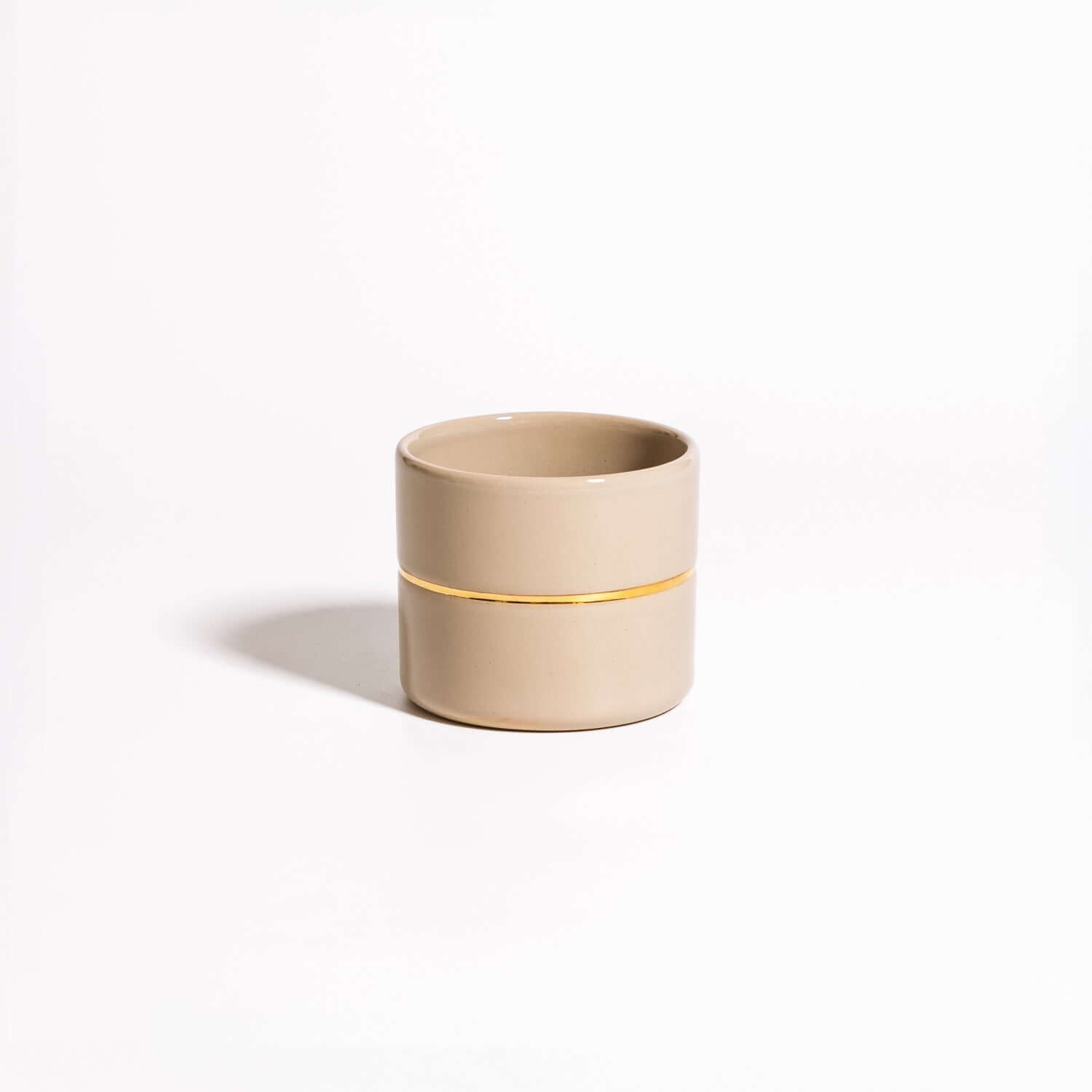 Handgemachter Keramik Kaffeebecher in Salbei mit goldenen Akzenten, ideal für stilvolle Kaffeepausen.