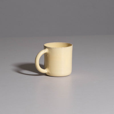 Coffee Mug aus handgemachter Keramik mit gelber Glasur und Henkel.