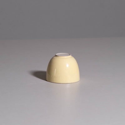 Coffee Cup - Yun Yellow - Second: Ein steingutner Kaffeebecher in glänzender gelber Glasur, hergestellt in Deutschland.