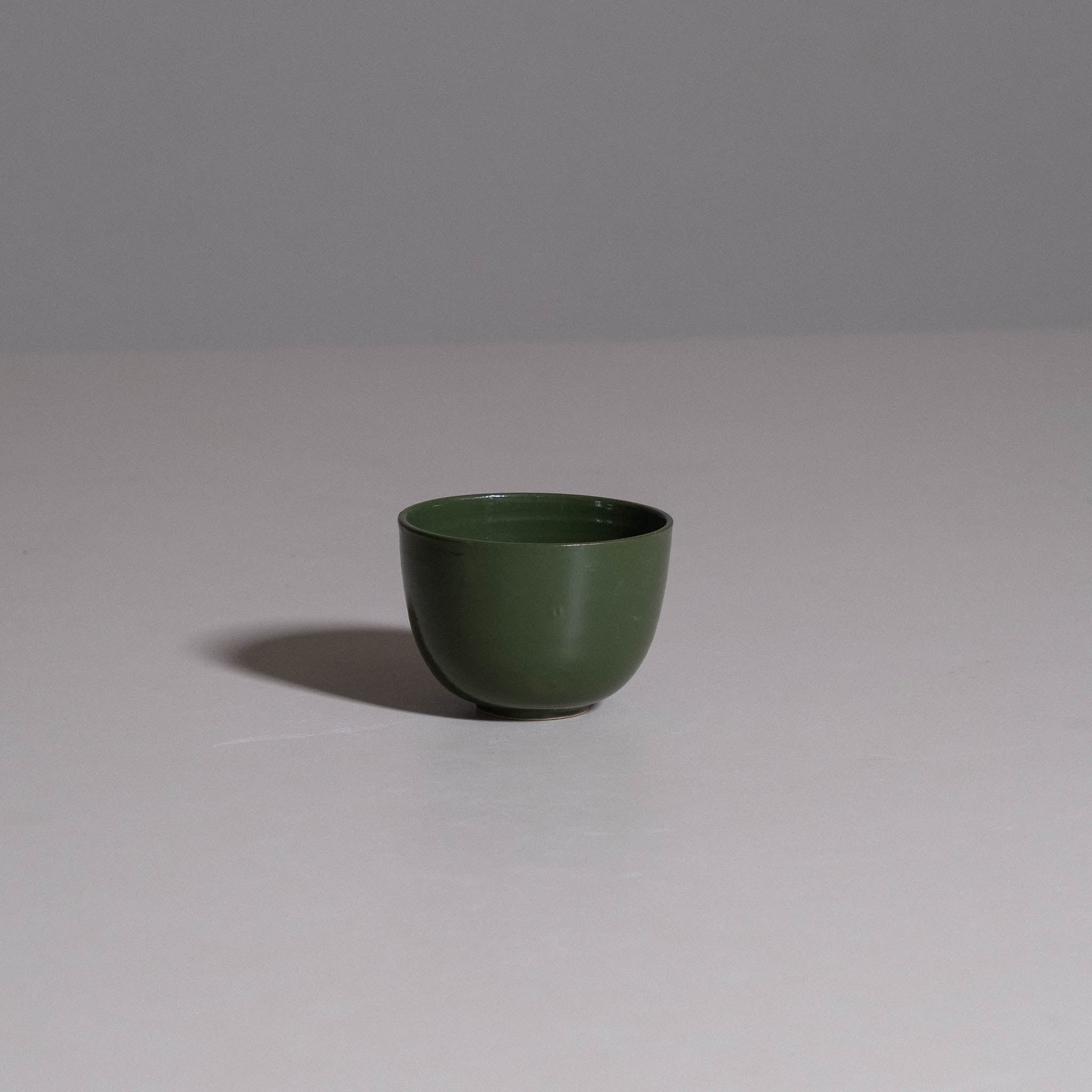 Coffee Cup aus handgemachter Keramik mit weicher Yun-grüner Glasur.