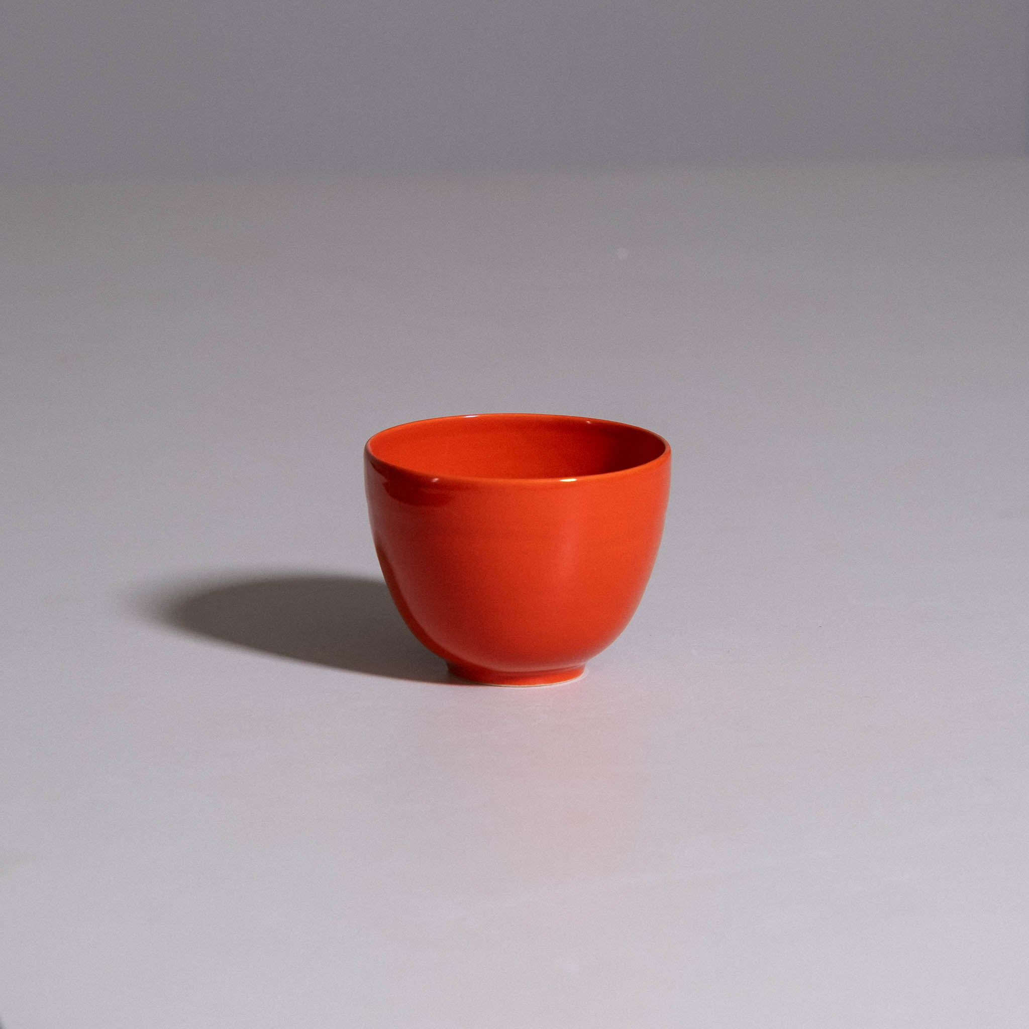 Coffee Cup aus handgemachter Keramik mit tiefroter Yun-Glasur.
