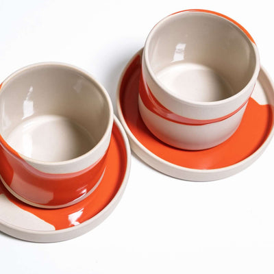 Coffee Cup Bundle - Splash Red - Handgemachtes Set mit braunem Untersetzer und roter Farbgestaltung.