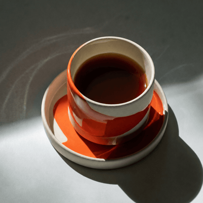 Coffee Cup Bundle - Splash Red auf einem minimalen Teller, handgefertigt mit warmen Rottönen.