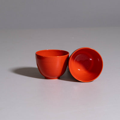 Coffee Cup aus handgemachter Keramik mit roter Yun-Glasur, Seitenansicht.