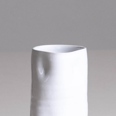 Small Vase aus handgemachter Keramik mit weißer Glasur, Seitenansicht.