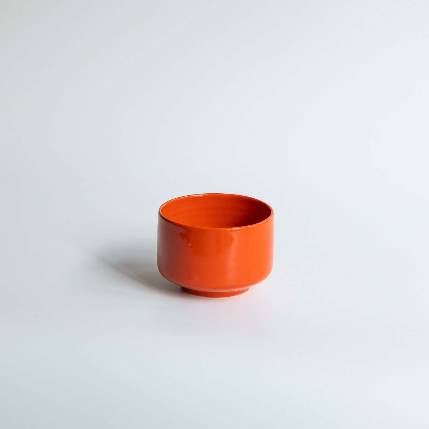 Matcha Cup aus handgemachter Keramik in Rot, Ansicht von oben.