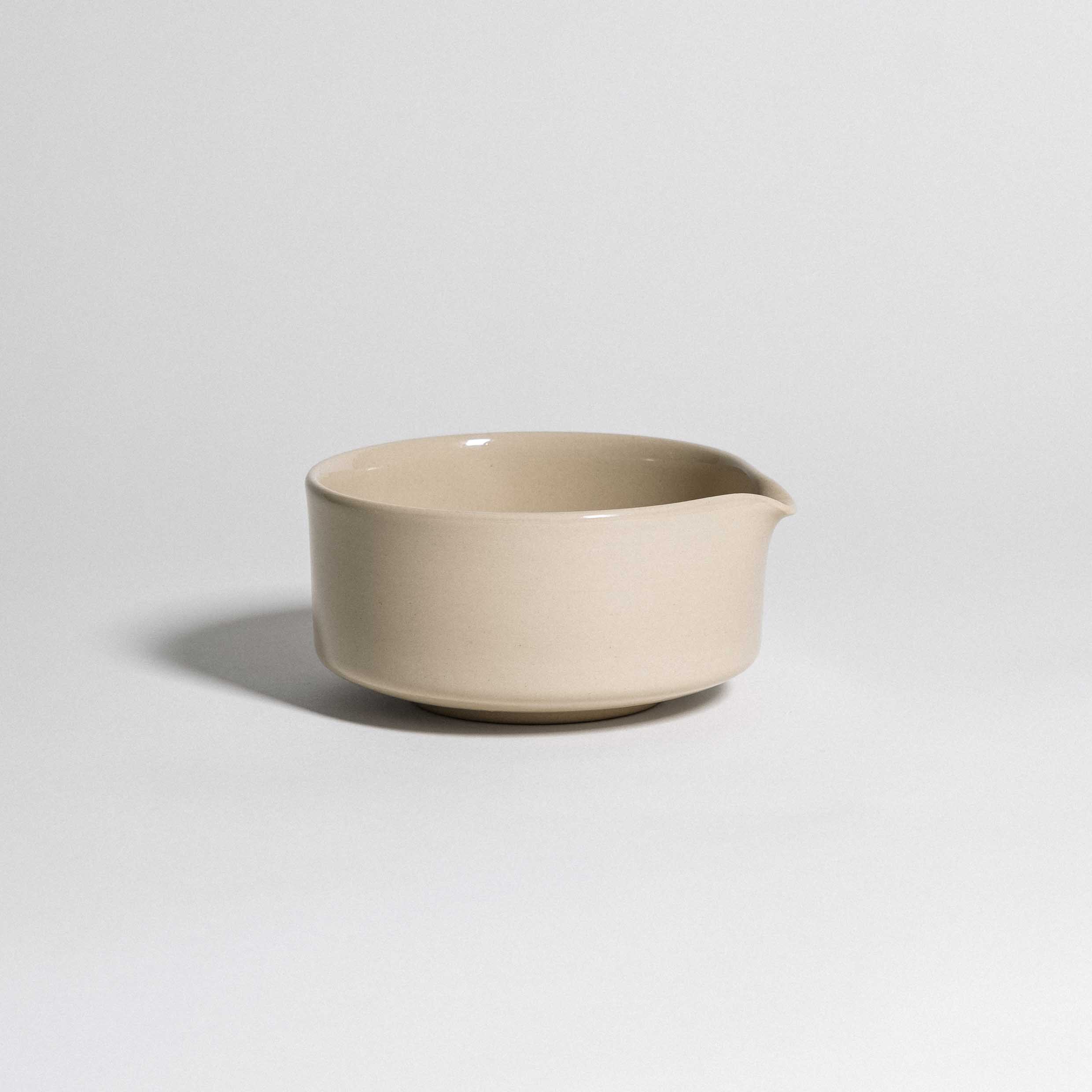 Matcha Pouring Bowl - Creme aus Steinzeug, mit glänzender Glasur, ideal für die Zubereitung von Matcha.