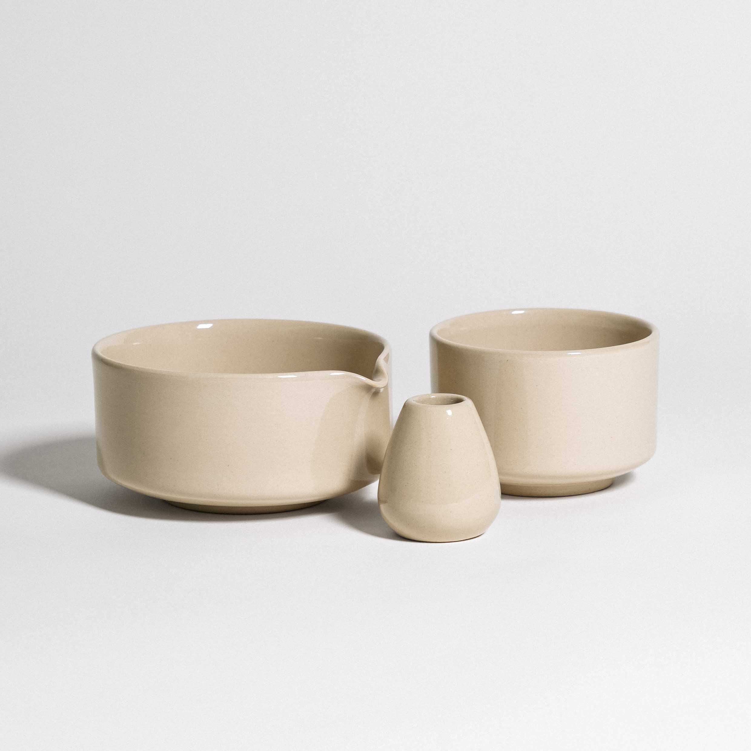 Matcha Set - Creme, drei Teile in creme, bestehend aus einer Schüssel, einer Tasse und einem Halter, aus Deutschland.