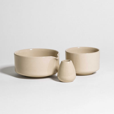Matcha Set - Creme, drei Teile in creme, bestehend aus einer Schüssel, einer Tasse und einem Halter, aus Deutschland.