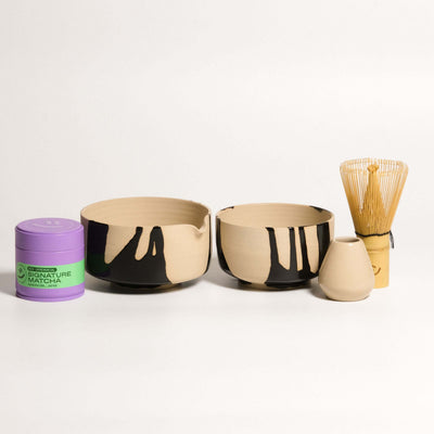 Matcha Set – Otis - Organic Ceremonial Matcha Supreme mit handgemachten Keramikschalen und bambus Schneebesen.