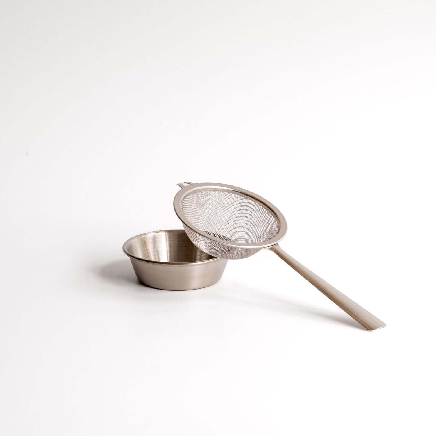 Matcha Sieb mit Untertasse - Edelstahl Sieb für klümpchenfreien Matcha, ideal für dein Matcha Ritual.