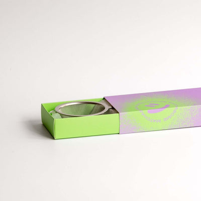 Matcha Sieb mit Untertasse in einer farbenfrohen Verpackung, ideal für klumpenfreien Matcha Genuss.